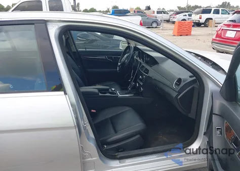 2013 Mercedes-Benz C 250 из США, поврежденный, VIN WDDGF4HB6DR294327